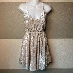 NWT Romeo + Juliet Couture Women’s Medium Crushed Velvet Dress Stone Beige